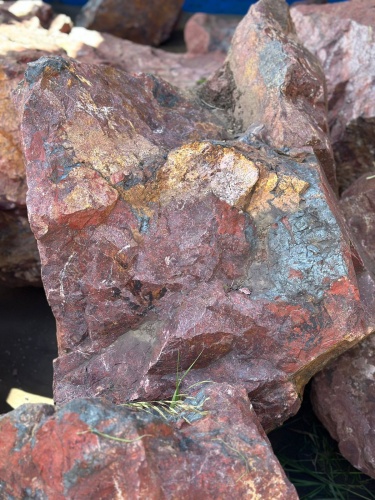 Камни для ландшафтного дизайна красно-фиолетовые 10-60 килограмм купить в Талдом