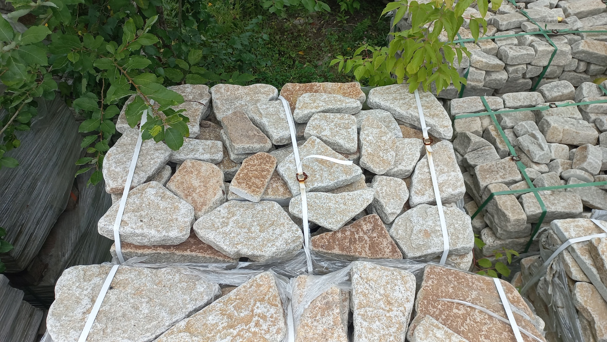 Плитняк галтованный гранитный для ландшафтного дизайна купить в Талдом