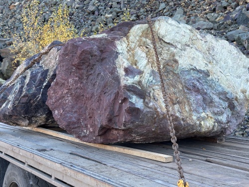Огромные красно-фиолетовые валуны для ландшафтного дизайна весом более 5 тонн купить в Талдом