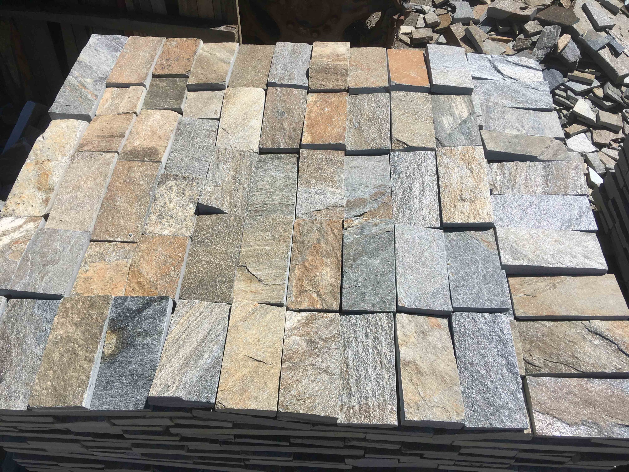 Плитка пилёная златолит Уральский для цоколя, отмостки купить в Талдом