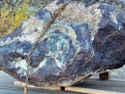 Огромные красно-фиолетовые валуны для ландшафтного дизайна весом более 5 тонн купить в Талдом