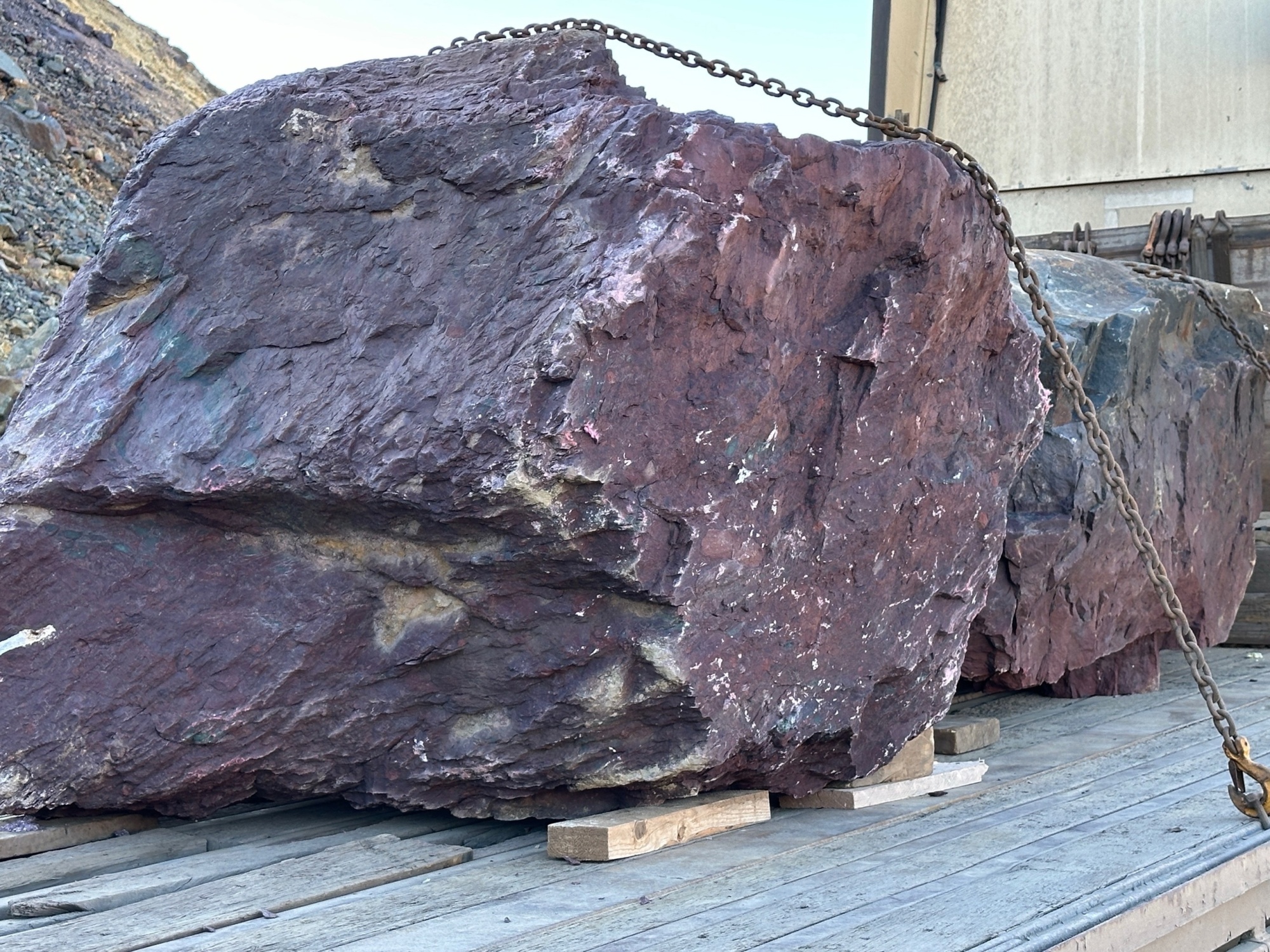 Огромные красно-фиолетовые валуны для ландшафтного дизайна весом более 5 тонн купить в Талдом