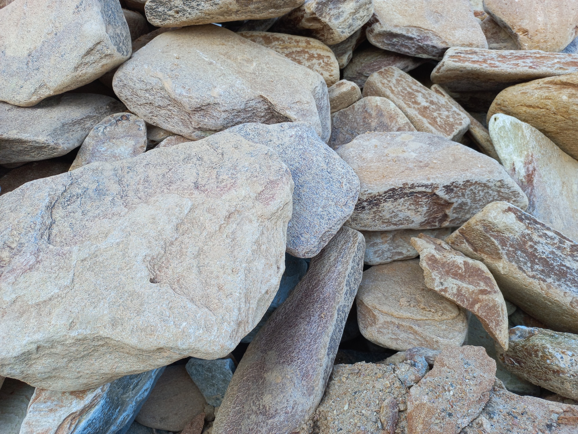 Златолит жёлтый, жёлто-зелёный глыбки и валуны для ланшафтного дизайна купить в Талдом