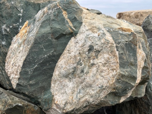 Гигантские зелёные валуны для ландшафтного дизайна весом более 5 тонн купить в Талдом