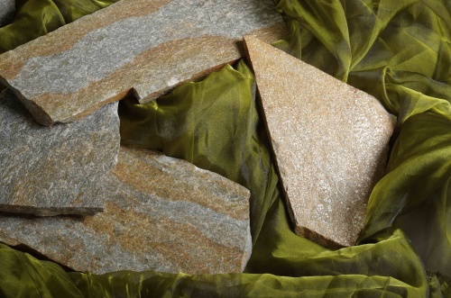 Плитняк златолит Уральский для цоколя, отмостки купить в Талдом