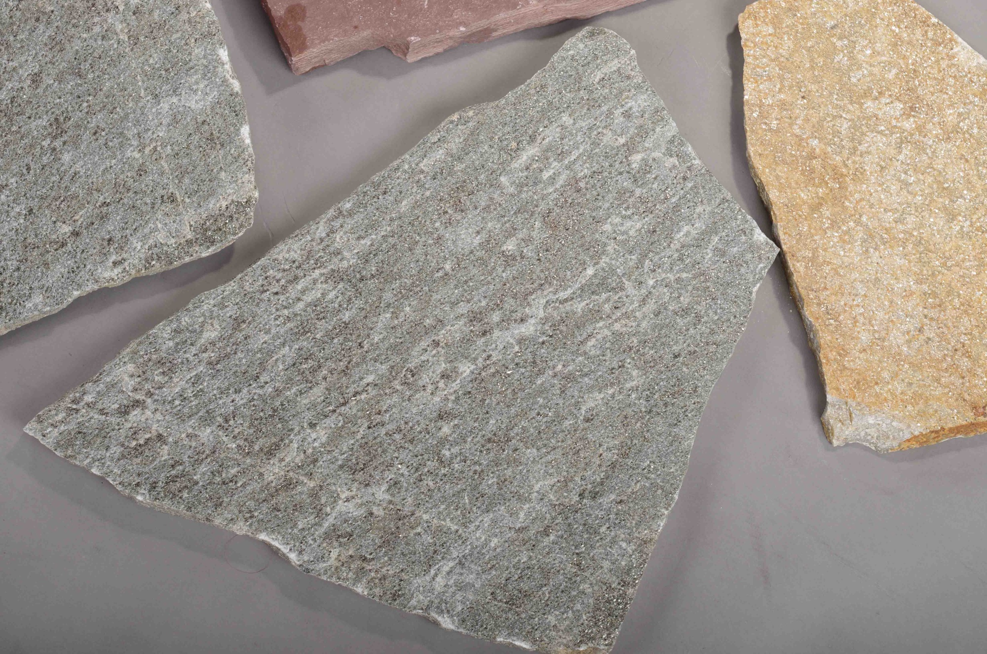 Плитняк златолит Уральский для цоколя, отмостки купить в Талдом